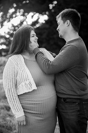 Jennifer&HunterMaternity-018
